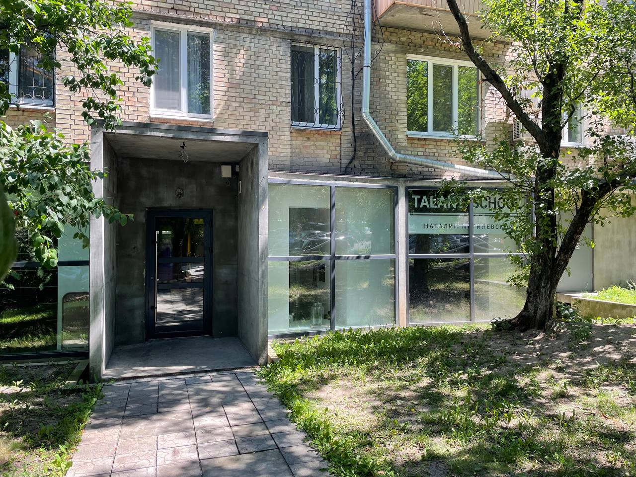 Вхідна група з прибудовою  для офісу компанії Talant school Наталі Могилевської