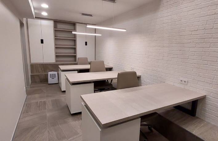 Two-level office in Prorizna street